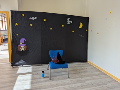 Photo du fond de scène sorcière avec une partie du public écoutant
